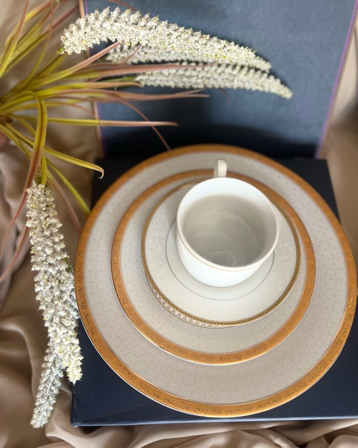 Gold rim place setting