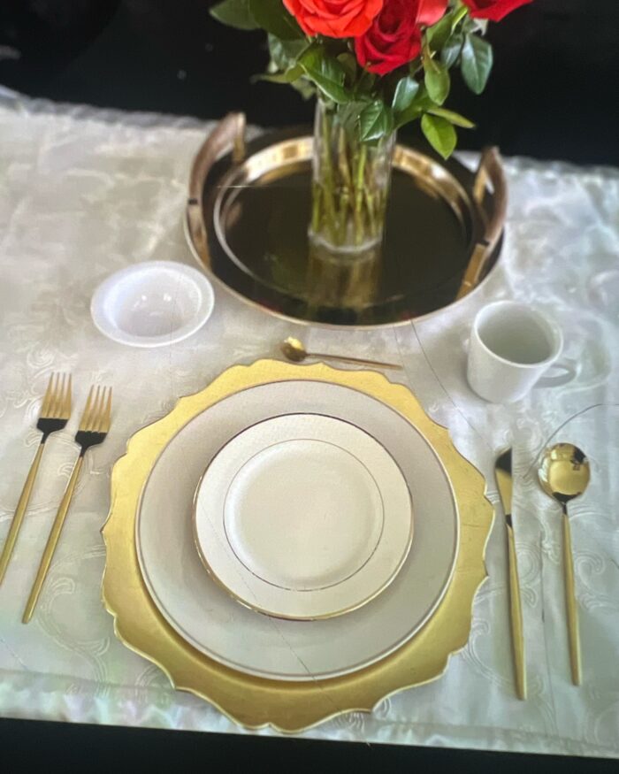 Gold scalloped charger setting